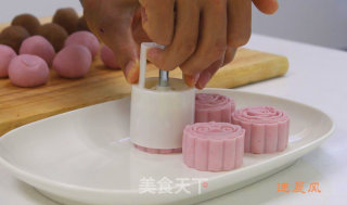 Chestnut Paste Snowy Mooncakes recipe