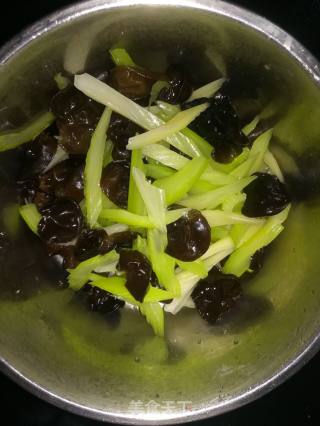 Celery Mixed with Fungus recipe