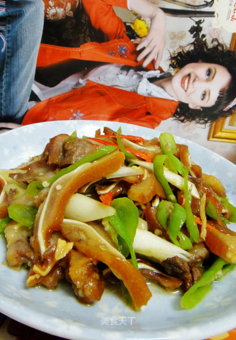 [flying Birds and Beasts]-------fried Pork Ear Root with Hot Pepper