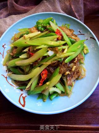 Celery Stir-fried Noodles recipe