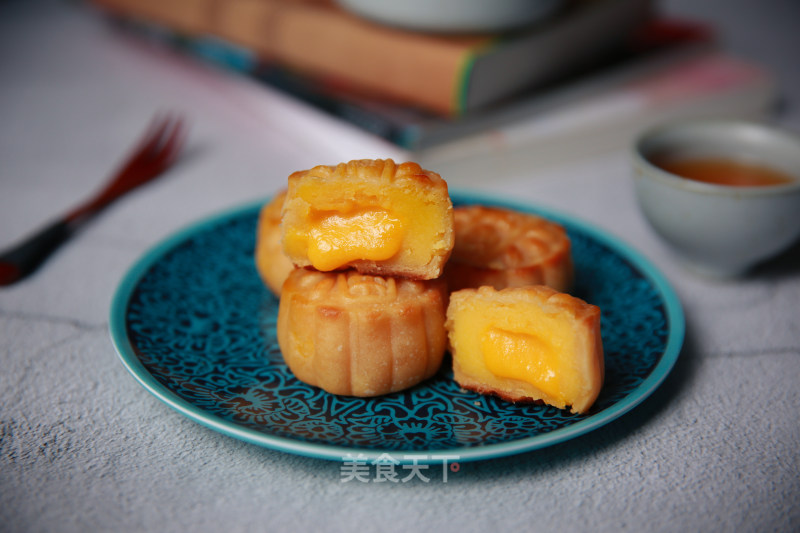 Flowing Custard Mooncakes, The Softer The Heart, The More Delicious recipe
