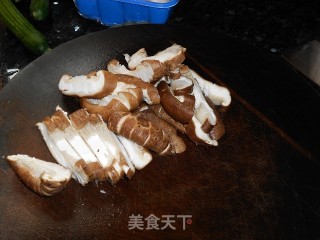 Stir-fried Puffy Skin with Mushrooms recipe