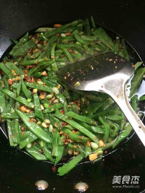 Stir-fried Autumn Rice Beans with Peanuts recipe