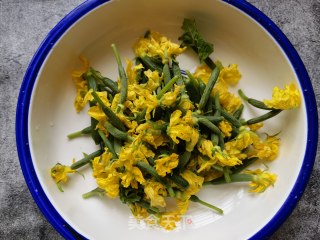 Garlic and Cucumber Flowers recipe