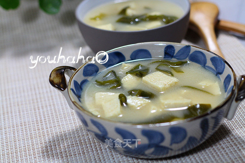 Japanese Tofu and Seaweed Miso Soup