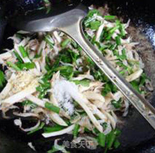 Stir-fried King Pleurotus with Leek and Shrimp Skin recipe