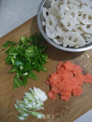 Stir-fried Lotus Root with Green Pepper and Carrot recipe