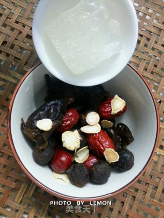 Myth of Beauty--stewed Longan with American Ginseng, Chinese Wolfberry and Red Date Soup recipe