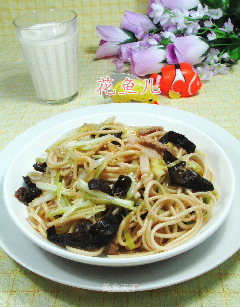 Fried Noodles with Black Fungus, Pork and Leek Sprouts
