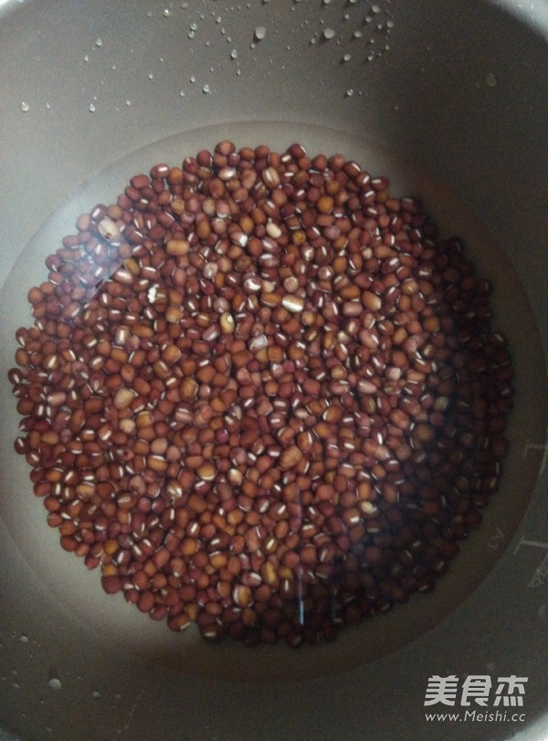 Boiling Red Beans for Invigorating Qi and Health recipe