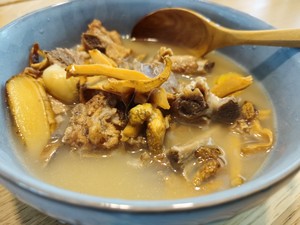 Stewed Cuttlefish Ribs Soup Like Chicken Soup (nourishing Yin and Blood, Standing Soup for The Champion of Staying Up Late) recipe