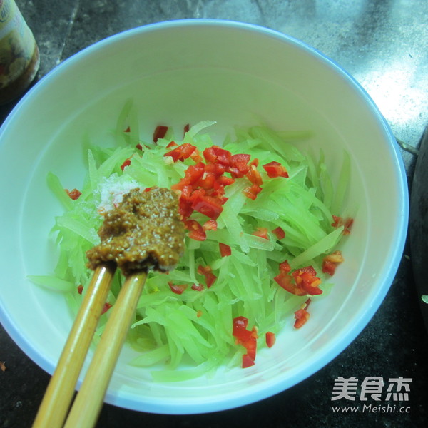 Shredded Lettuce with Hot Pepper recipe