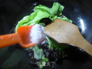 Stir-fried Cabbage with Black Fungus recipe