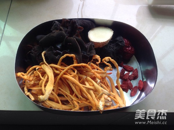 Steamed Chicken with Fresh Cordyceps Flowers and Fungus recipe