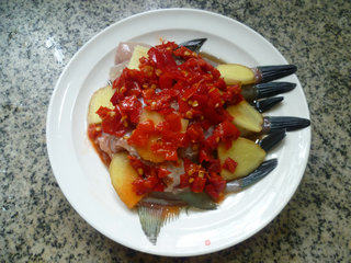 Steamed Small Rubber Fish with Chopped Pepper recipe