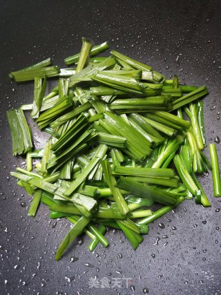 Stir-fried Shrimp Skins with Leek recipe