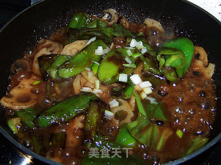 Stir-fried Lotus Root Slices with Sweet and Sour Tiger Skin Pepper recipe