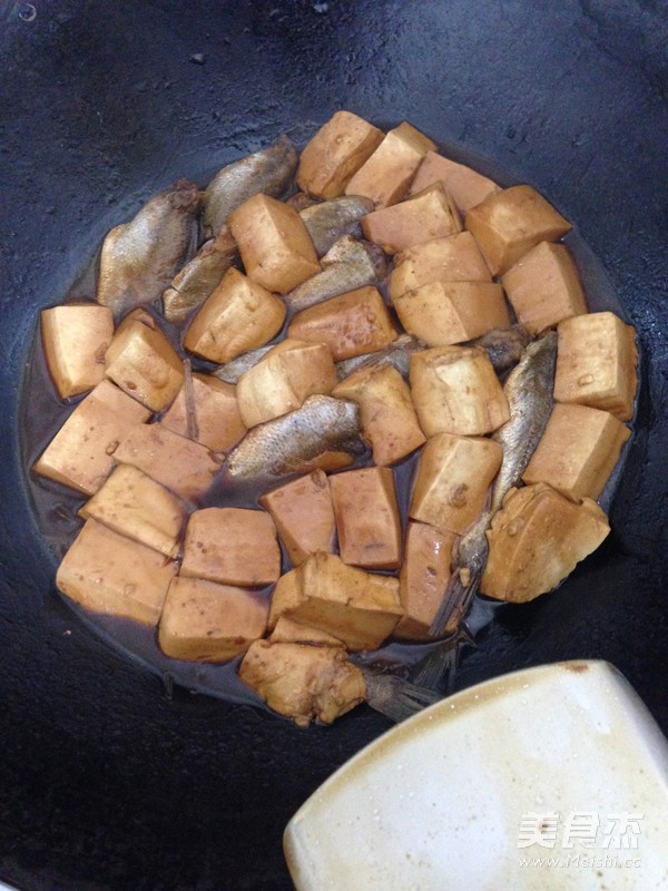 Braised Tofu with Small Yellow Croaker recipe