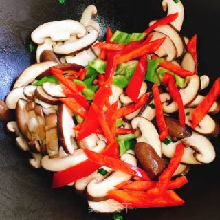Stir-fried Shiitake Mushrooms with Double Peppers recipe