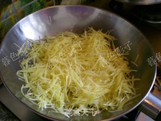 Stir-fried Potato Shreds with Leeks recipe