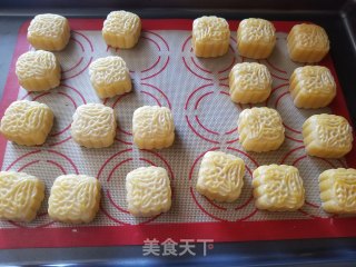 Single Yellow Meringue Moon Cake recipe