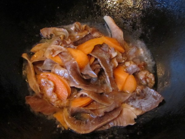 Stir-fried Magnolia Slices with Lean Pork recipe