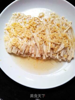 Enoki Mushrooms Mixed with Garlic recipe