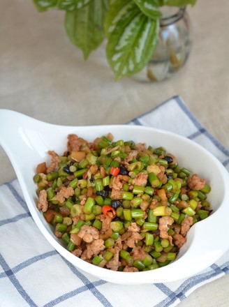 Minced Meat with Garlic Sprouts
