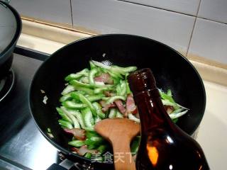 Home Cooking "stir-fried Bacon with Celery and Fresh Pepper" recipe