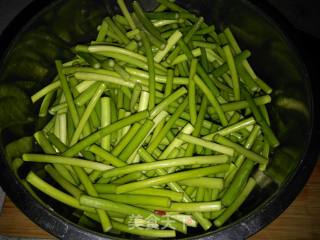 Stir-fried Shredded Pork with Garlic Stalks recipe