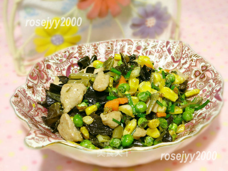 Stir-fried Diced Pork with Chives, Fungus and Corn