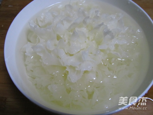 White Fungus, Red Dates and Autumn Pear Soup recipe