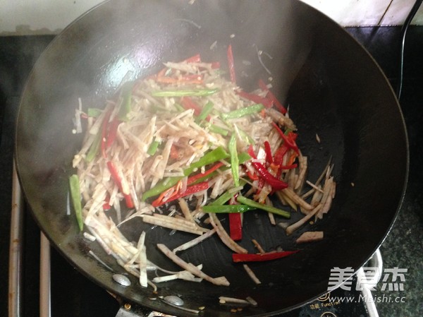 Stir-fried Shredded Taro with Green and Red Pepper recipe