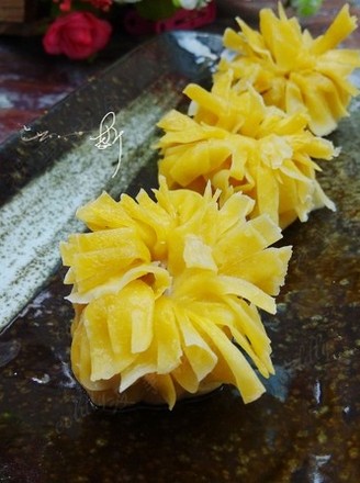 Steamed Dumplings with Egg Yolk and Chrysanthemum recipe