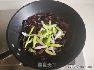 Stir-fried Sausage with Green Garlic recipe