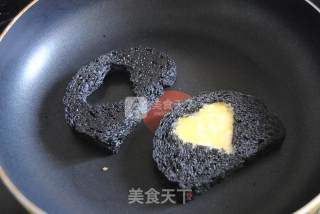 #aca烤明星大赛# Fried Bamboo Charcoal Toast Slices with Olives recipe