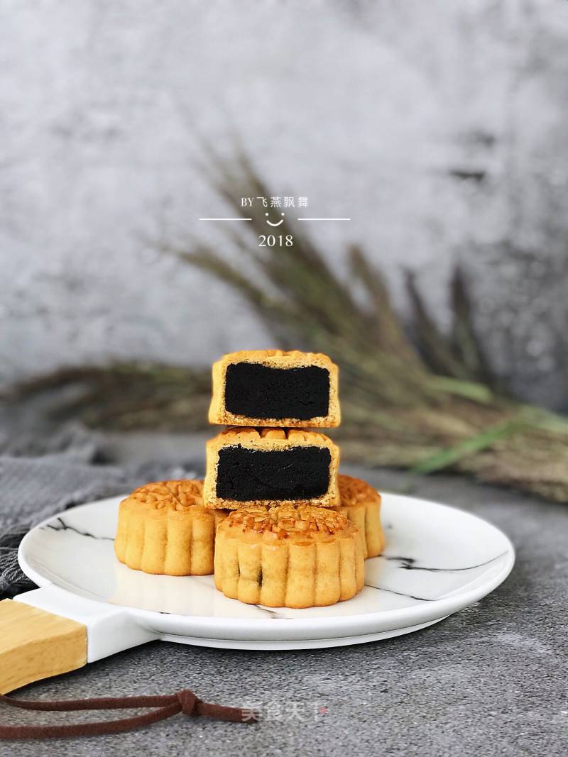 Cantonese Black Sesame Mooncake