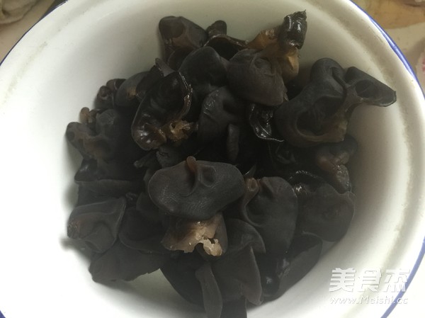 Scrambled Eggs with Black Fungus and Lettuce recipe