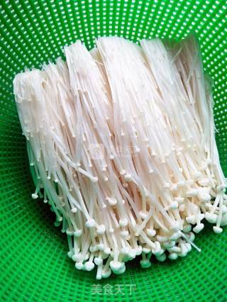 Enoki Mushrooms Mixed with Garlic recipe