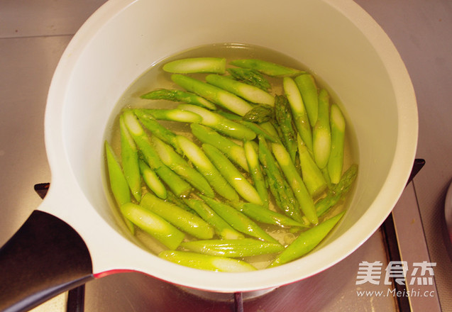 A Good Partner for Summer Dinners, Fried Lilies with Shrimps and Asparagus recipe