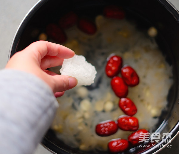 White Fungus and Lotus Seed Soup recipe