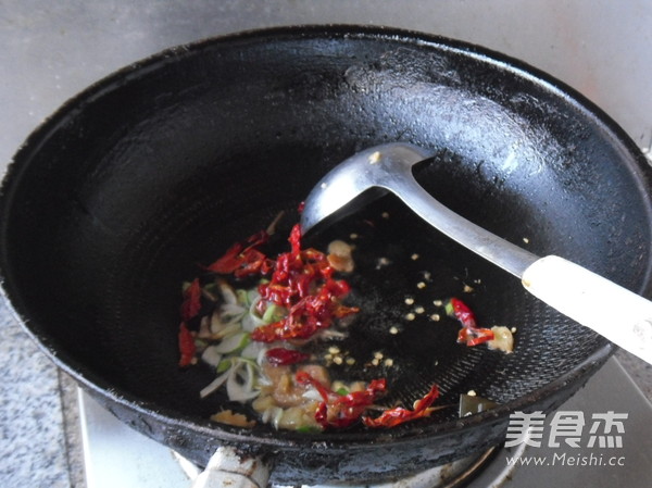 Stir-fried Cabbage Strips with Spinach Stem recipe