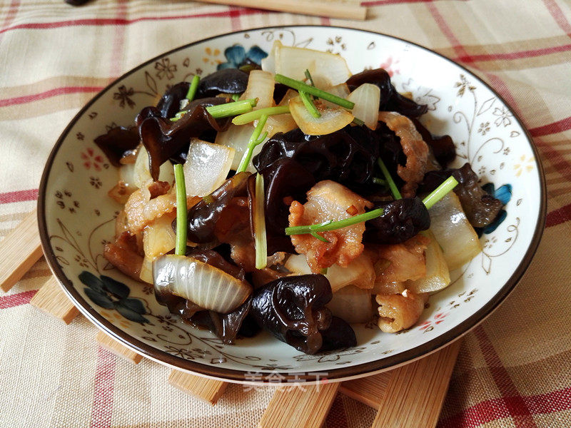 Stir-fried Pork Belly with Black Fungus and Onion recipe