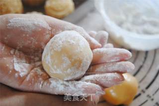 Cantonese-style Egg Yolk and Lotus Paste Mooncakes recipe