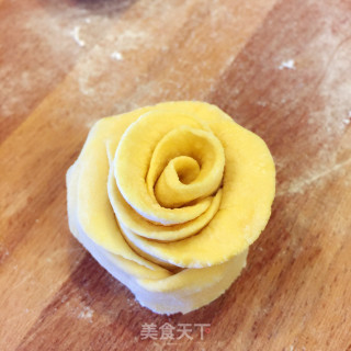 Pumpkin Rose Steamed Buns, Make Three Meals A Day More Romantic recipe