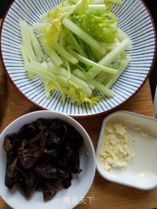 Stir-fried Black Fungus with Parsley recipe