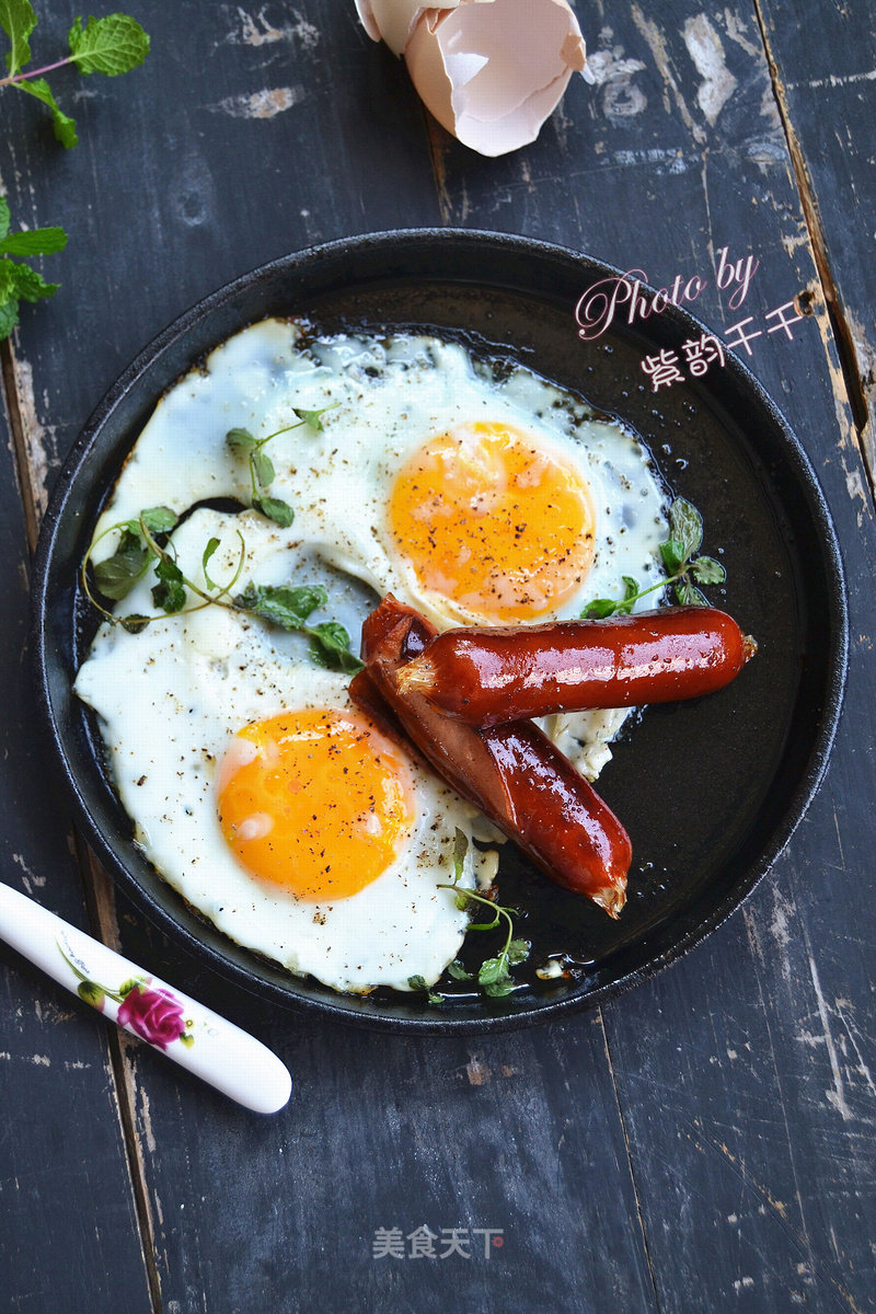 Sizzling Black Pepper Sausage and Eggs recipe