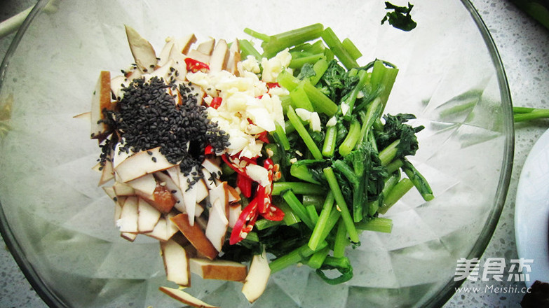 Garland Chrysanthemum Mixed with Dried Beans recipe