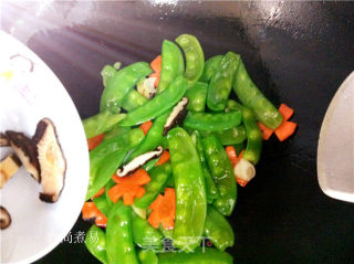 Winter Mushroom and Oyster Fragrant Snow Peas recipe