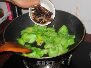 [cantonese Cuisine] Stir-fried Bitter Gourd with Dace in Black Bean Sauce recipe